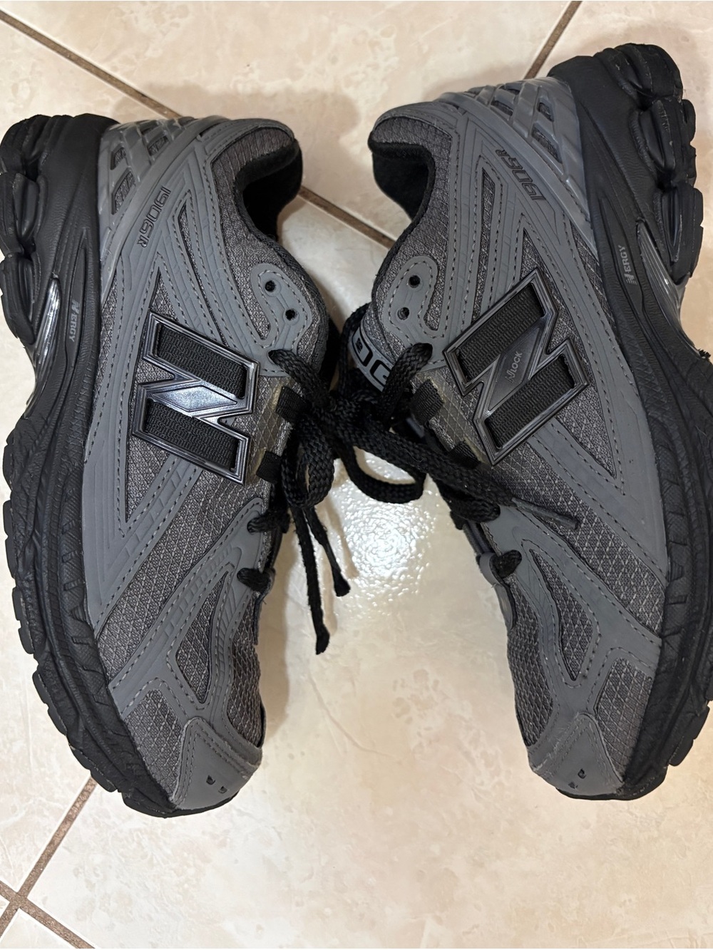 New Balance Gray and Black Trail-Style Sneakers Boys size 4 - Picture 6 of 15